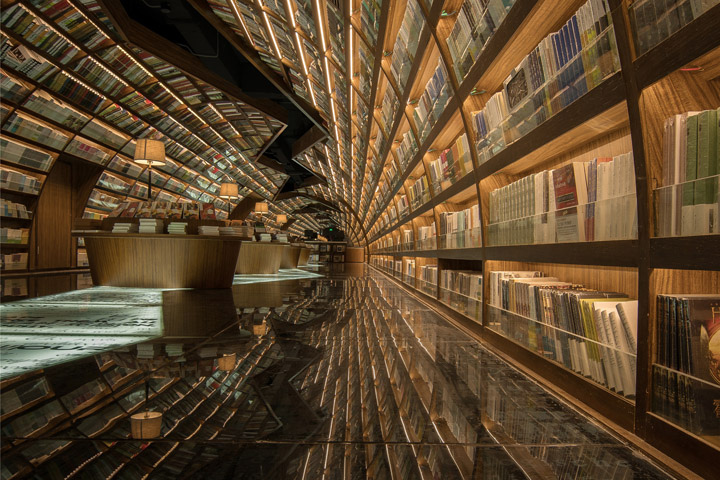 Необычный интерьер книжного магазина