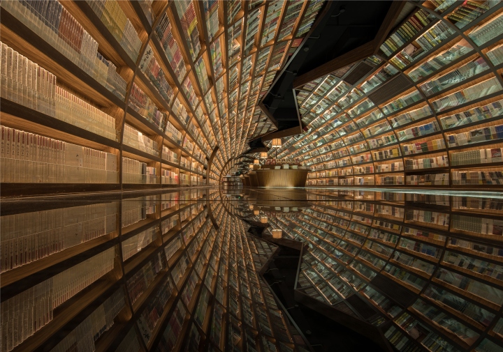 Необычная организация стеллажей в интерьере книжного магазина - Фото 2