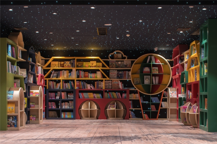 Необычная организация стеллажей в интерьере книжного магазина - Фото 7