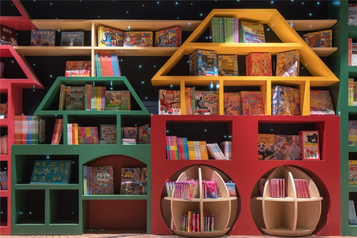 Необычная организация стеллажей в интерьере книжного магазина - Фото 9