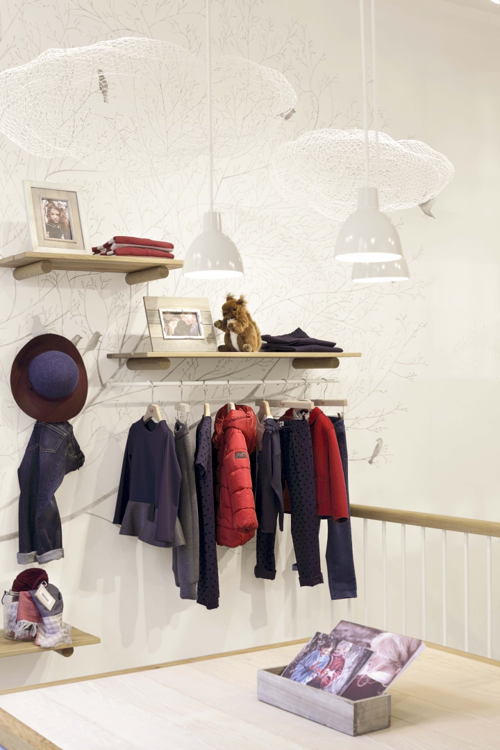 Интерьер магазина детской одежды Il Gufo в Париже: белые стены