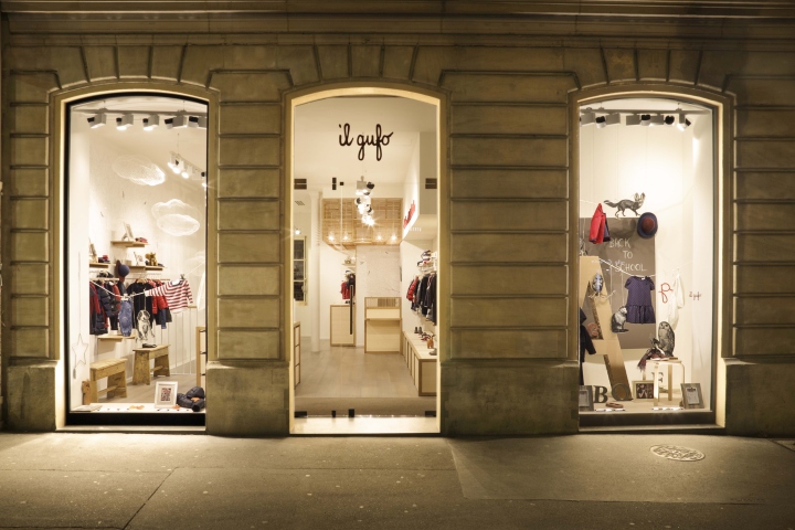 Интерьер магазина детской одежды Il Gufo в Париже: вывеска магазина