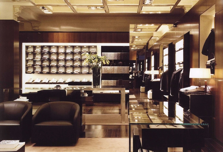 Интерьер магазина мужской одежды от дизайнерской компании CORNELIANI в Лондоне: пол из чёрного дерева