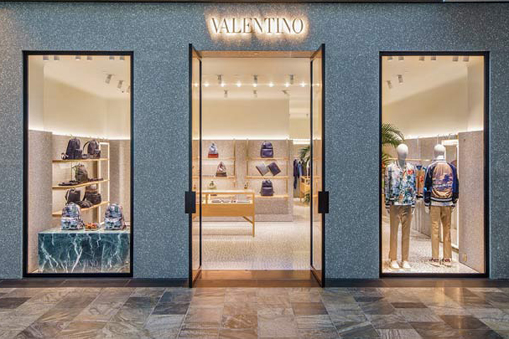 Интерьер магазина мужской одежды, фото бутика Valentino в Сингапуре