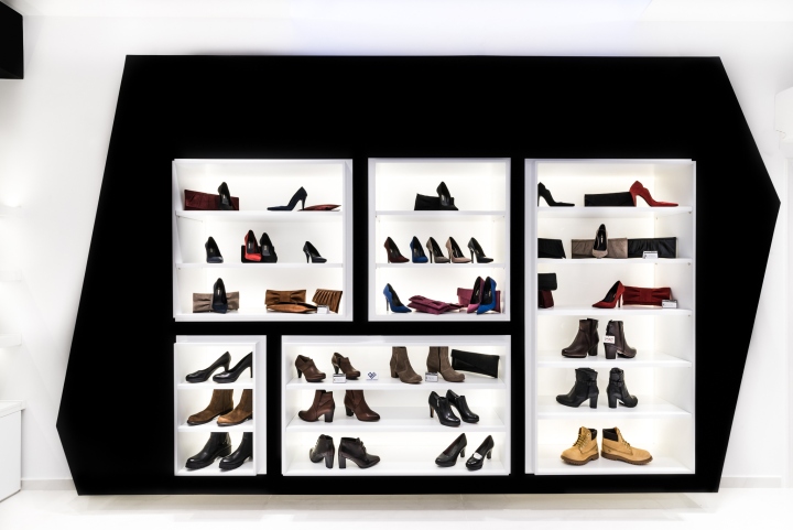 Интерьер магазина обуви, фото элегантного дизайна из Греции: чёрный цвет