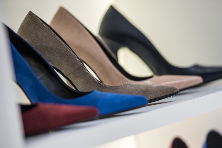 Интерьер магазина обуви, фото элегантного дизайна из Греции: потрясающая обувь