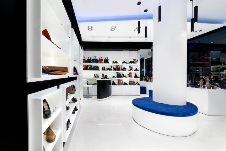 Интерьер магазина обуви, фото элегантного дизайна из Греции: чёрно-белые цвета
