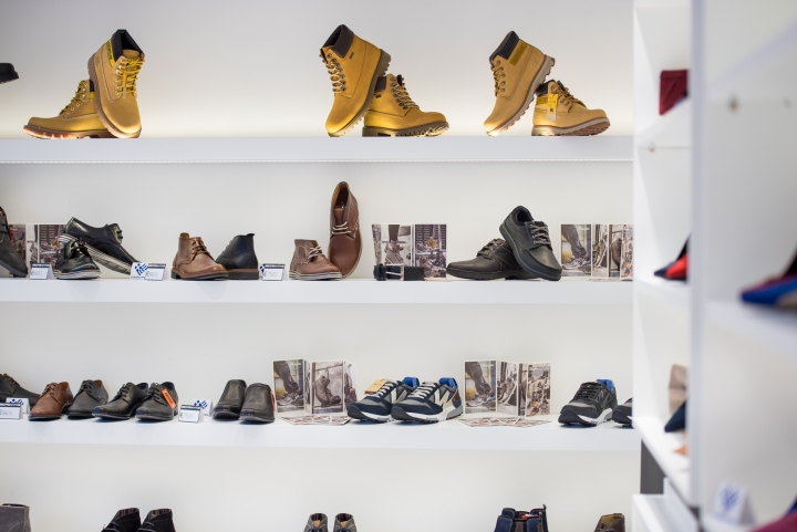 Интерьер магазина обуви, фото элегантного дизайна из Греции: подсветка полок