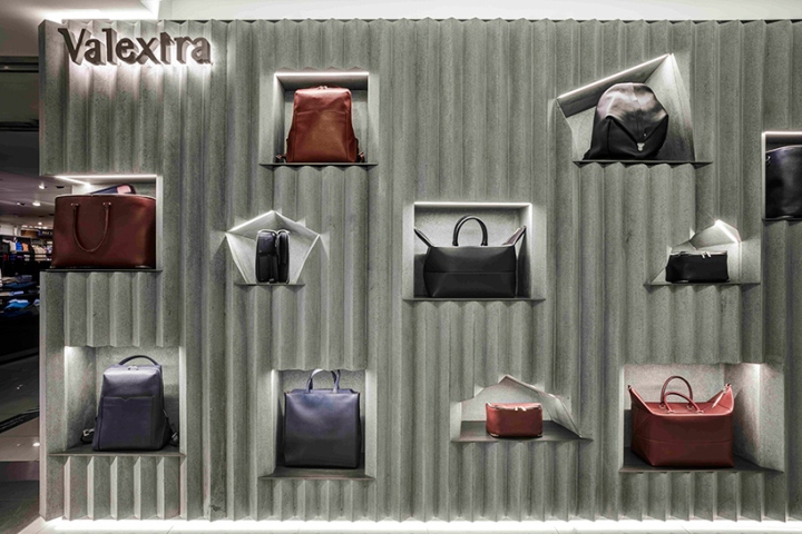 Стильный интерьер магазина сумок от Valextra: иллюминированные ниши