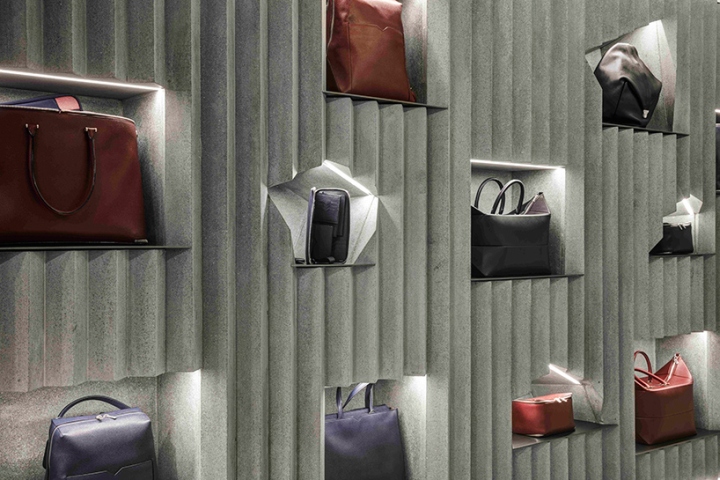 Стильный интерьер магазина сумок от Valextra: ниши с продукцией