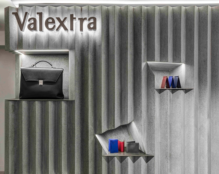 Стильный интерьер магазина сумок от Valextra: ребристые стены