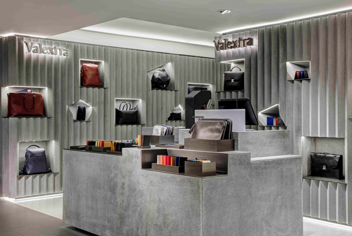 Стильный интерьер магазина сумок от Valextra: асимметричный подиум