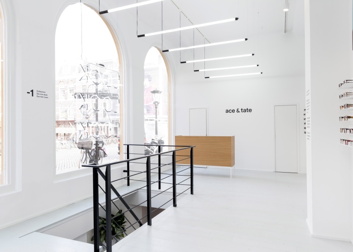 Ace & Tate: интерьер магазина в белом цвете - стены и зеркала