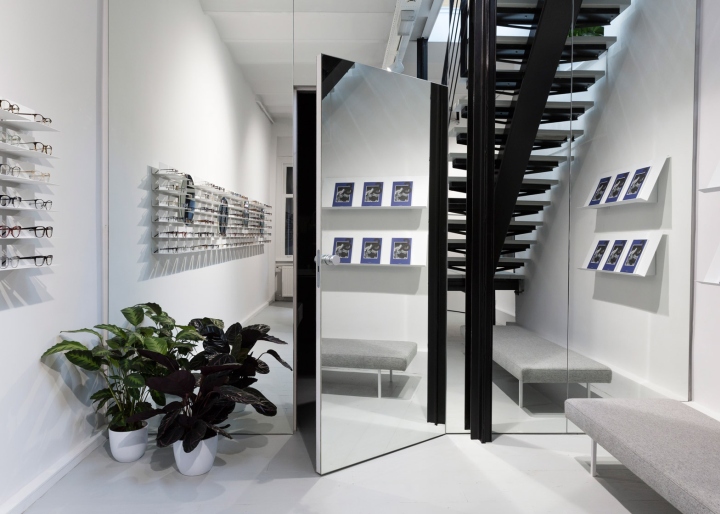 Ace & Tate: интерьер магазина в белом цвете - дизайн стеллажа
