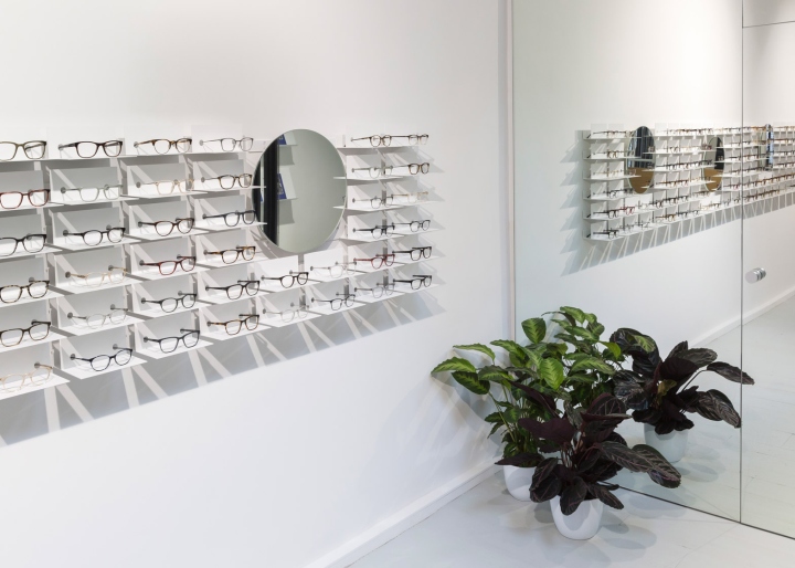 Ace & Tate: интерьер магазина в белом цвете - очки на полках