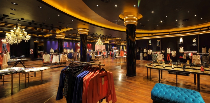 Роскошный интерьер магазина женской одежды Cuesta Blanca с новейшими технологиями подсветки