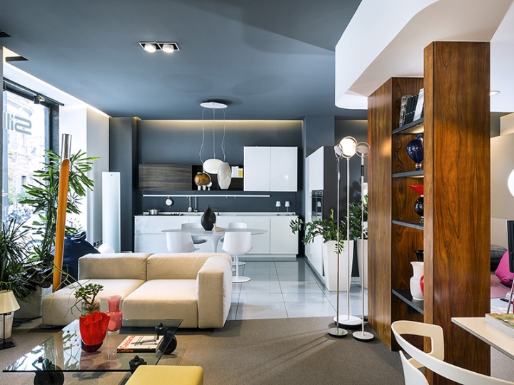 Интерьер мебельного салона в Италии, созданный IVISTUDIO - синий цвет в дизайне потолка