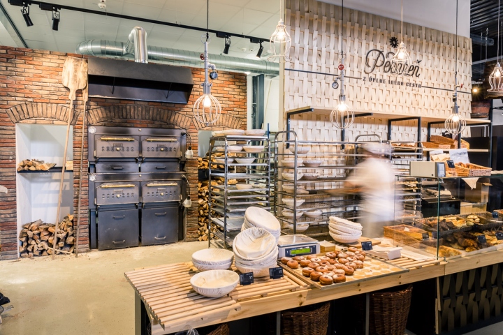 Интерьер продуктового магазина, фото пекарни из Словакии