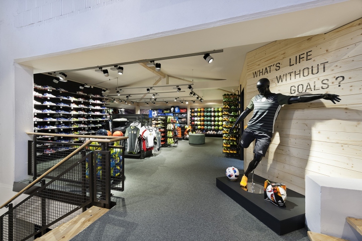 Креативный интерьер спортивного магазина в Германии - общий вид второго этажа