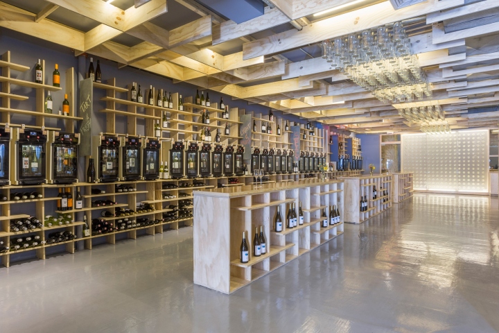 Интерьер винного магазина в США - дегустационные стойки и стеллажи