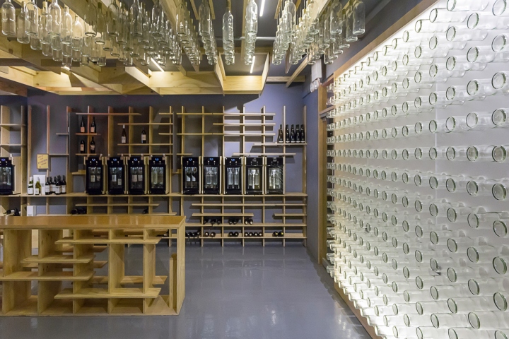 Интерьер винного магазина в США - стена из пустых бутылок