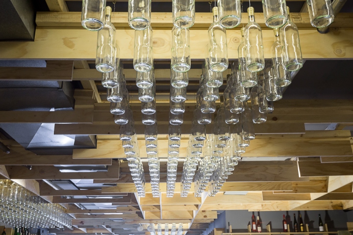 Интерьер винного магазина в США - винные бутылки, закрепленные на потолке