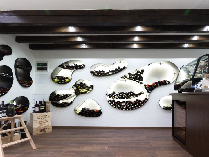 Интерьер винного магазина в Будапеште, Венгрия: светильники