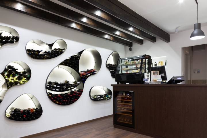 Интерьер винного магазина в Будапеште, Венгрия: стойка обслуживания и охлаждающий аппарат