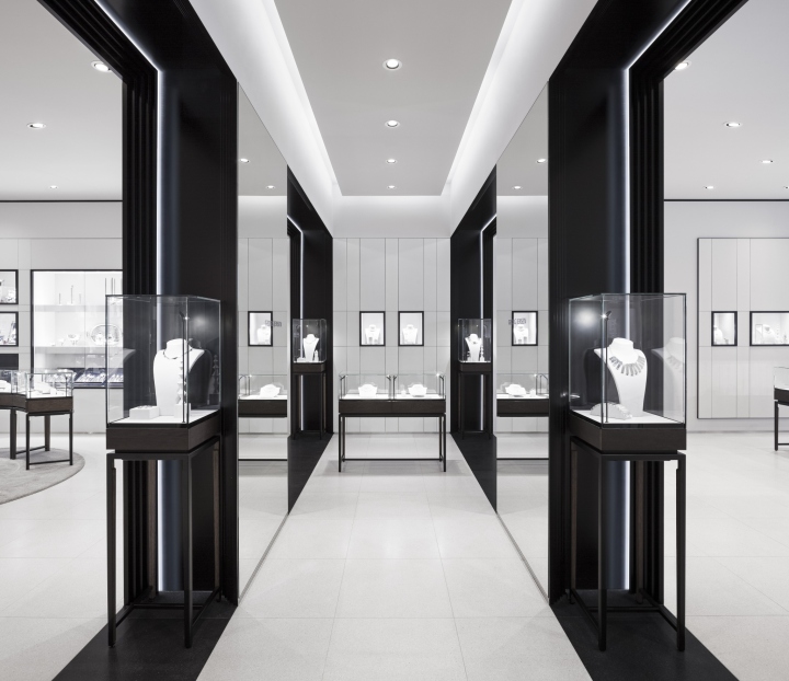 Контрастное решение интерьера ювелирного магазина -  серые стены, декорированные черными элементами