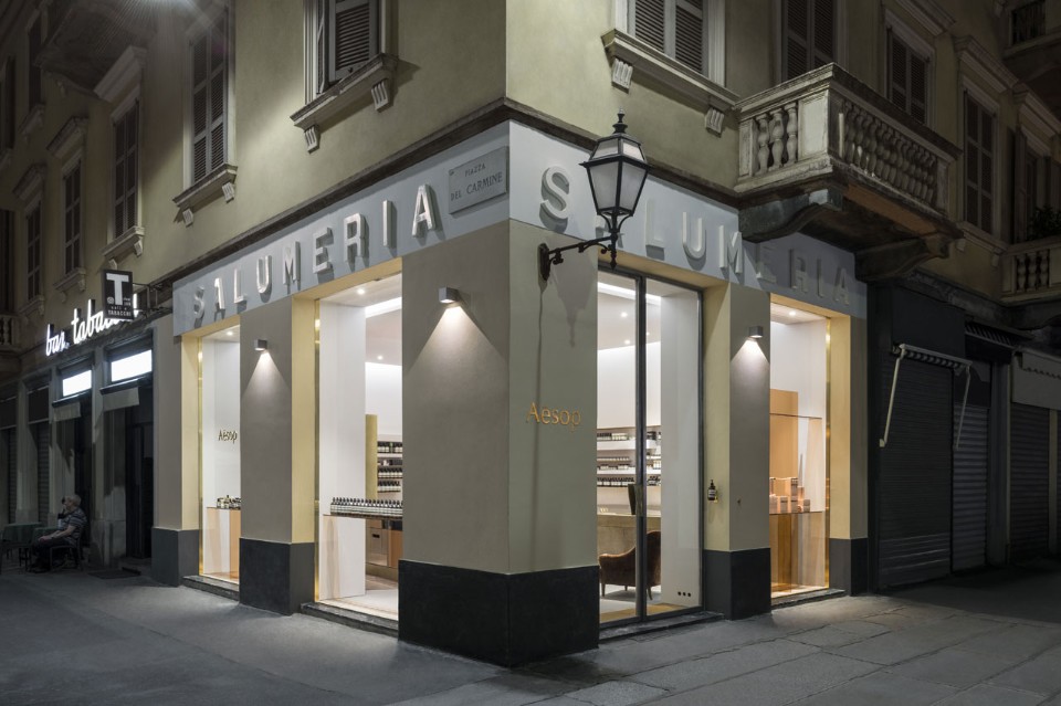 Светлый фасад здания итальянского магазина
