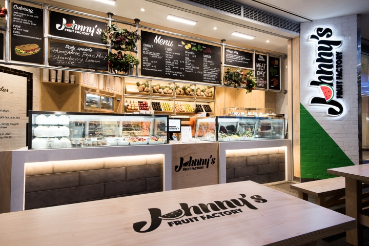 Красивый дизайн бакалейной лавки Johnny`s Fruit Factory в Австралии