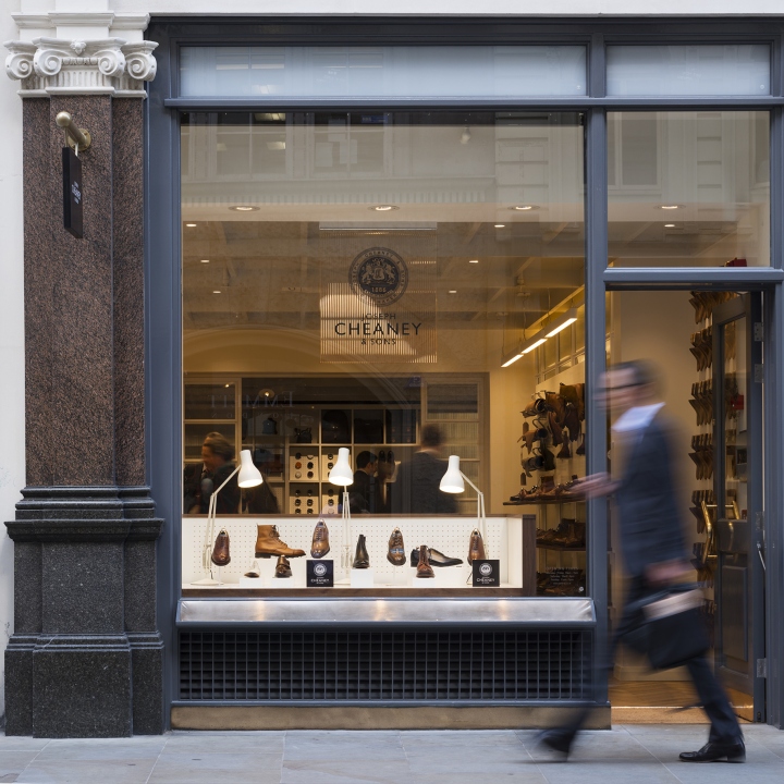 Внутренний дизайн магазина обуви Joseph Cheaney в Лондоне