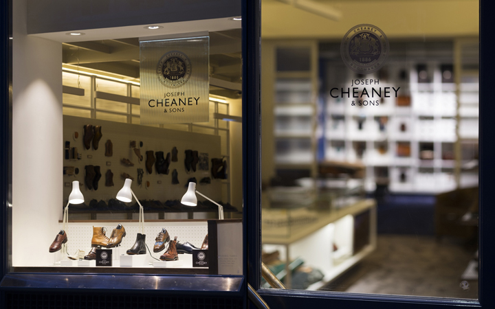 Замечательный внутренний дизайн магазина обуви Joseph Cheaney в Лондоне