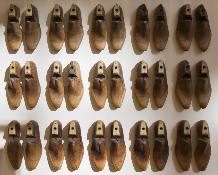 Необычный внутренний дизайн магазина обуви Joseph Cheaney в Лондоне