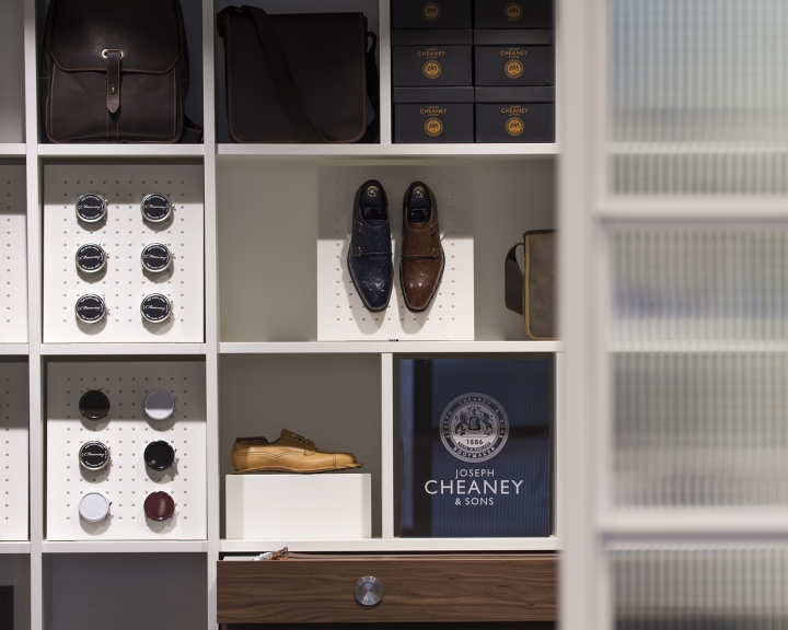 Яркий внутренний дизайн магазина обуви Joseph Cheaney в Лондоне