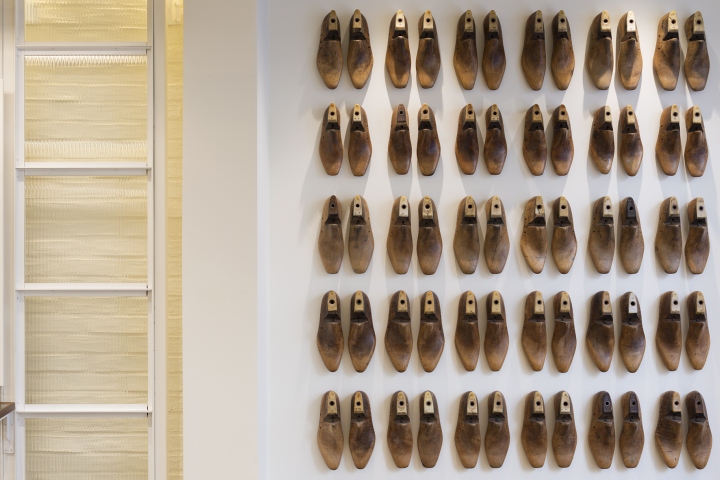 Головокружительный внутренний дизайн магазина обуви Joseph Cheaney в Лондоне