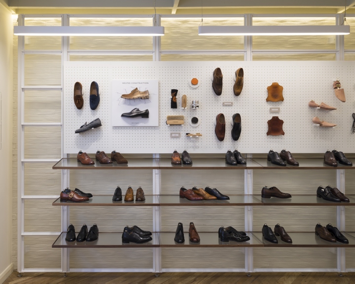 Прекрасный внутренний дизайн магазина обуви Joseph Cheaney в Лондоне