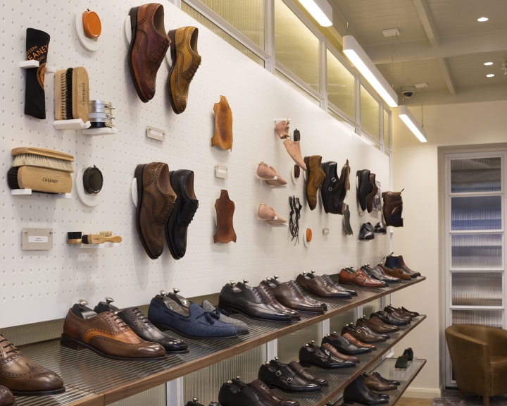 Чудесный внутренний дизайн магазина обуви Joseph Cheaney в Лондоне