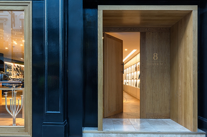 Как оформить бутик: деревянные входные двери