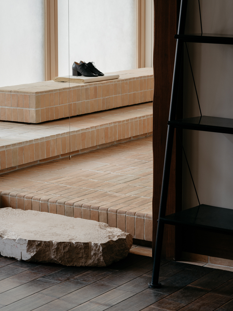 камень на полу Lemaire boutique