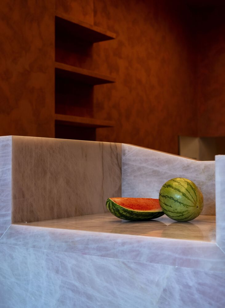 каменная витрина Ibraaz Art Space