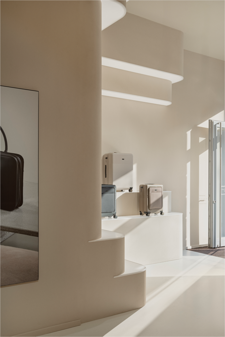 каменные витрины с чемоданами NORTVI