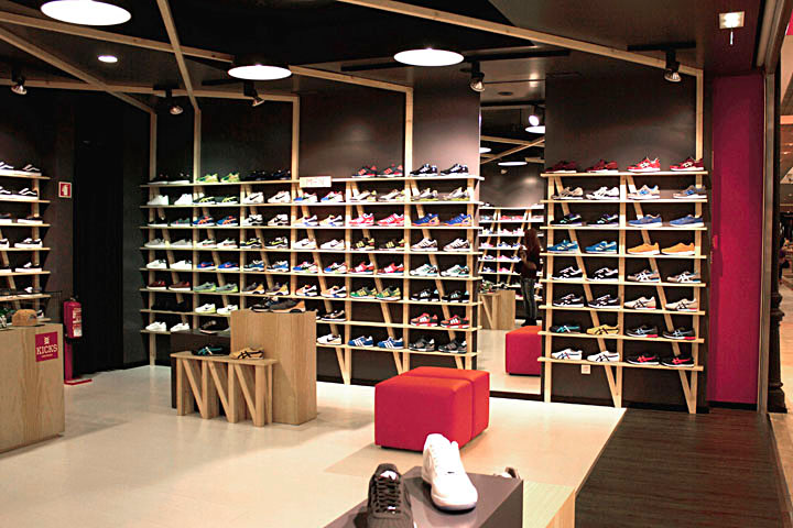 Дизайн интерьера магазина обуви Kicks в Португалии 