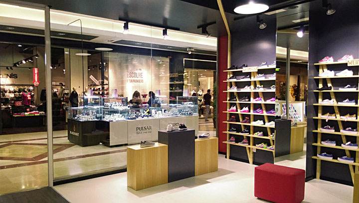 Красивый дизайн интерьера магазина спортивной обуви Kicks в Португалии 
