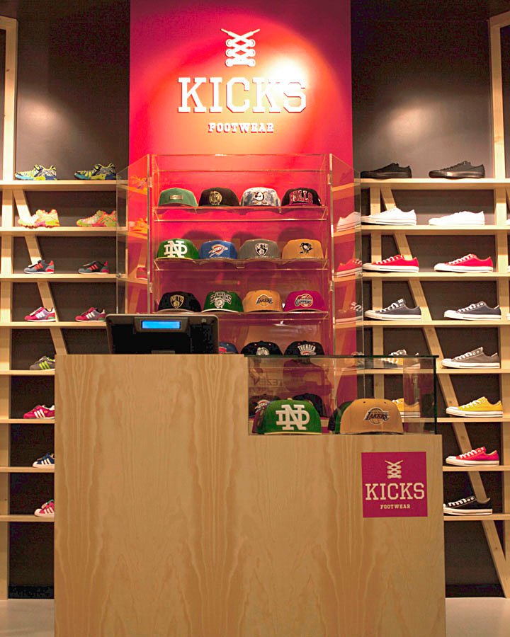 Восхитительный дизайн интерьера магазина спортивной обуви Kicks в Португалии 