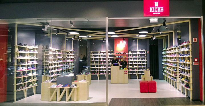 Очаровательный дизайн интерьера магазина спортивной обуви Kicks в Португалии 