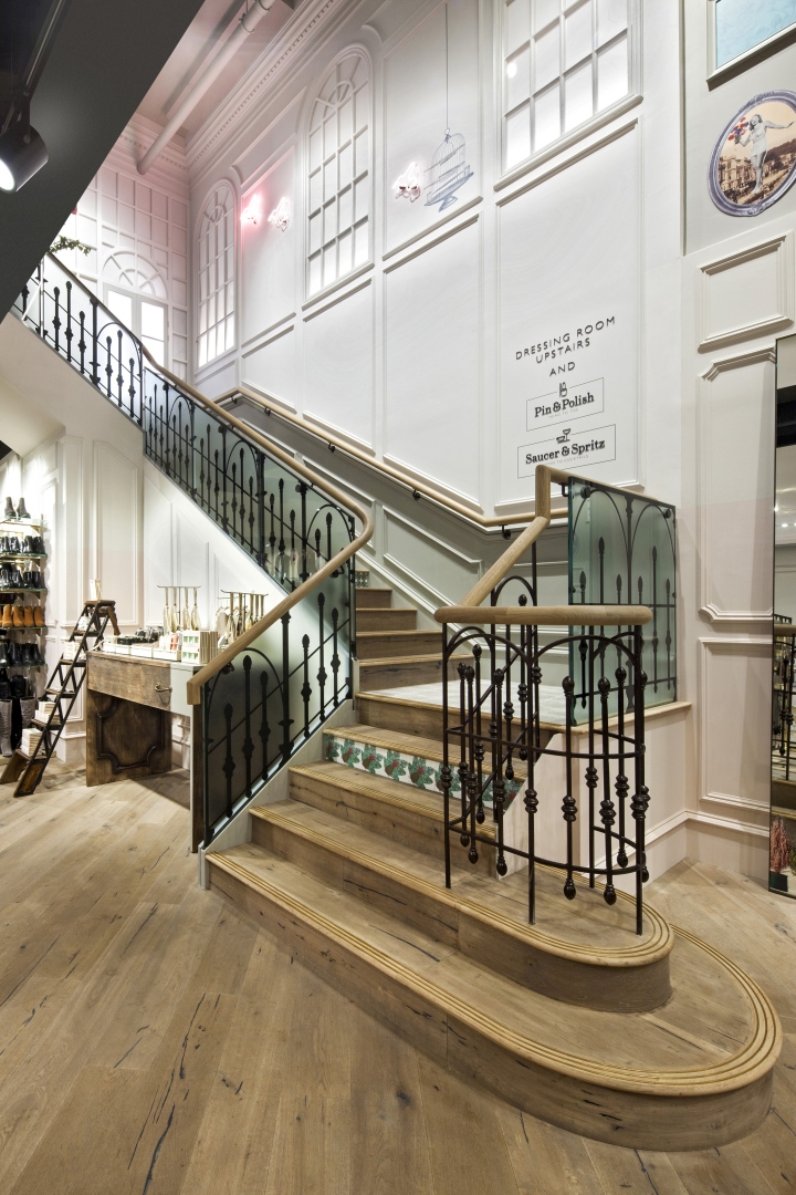 Классический стиль магазина одежды Oasis: дизайн лестницы