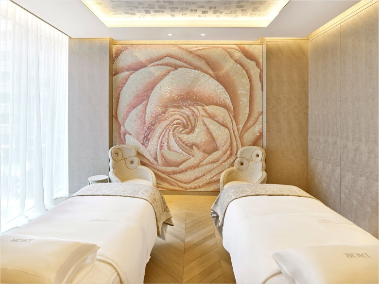 комната с мягкими кушетками Dior store