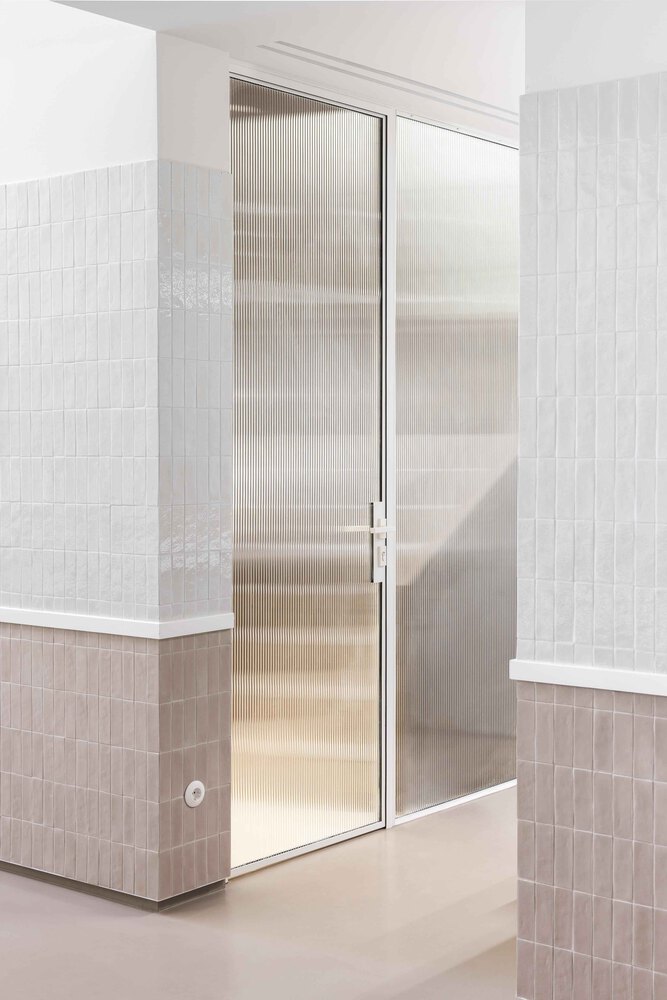 комната со стеклянной дверью Vedalia Salon