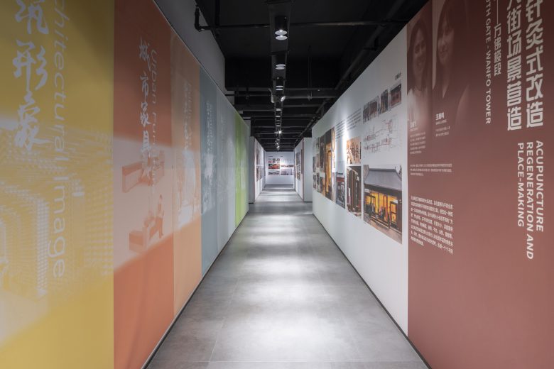 коридор с постерами на стенах courtyard house by Tumushi Architects